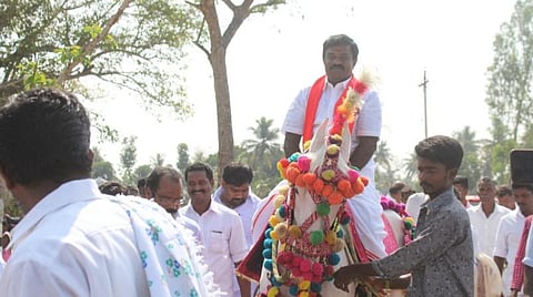 எம்.சின்னதுரையை மேளதாளம் முழங்க ஊருக்குள் அழைத்துச் சென்ற கிராம மக்கள்.