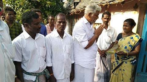 காரைக்கால் மாவட்டம் திருநள்ளாறு தொகுதிக்குட்பட்ட நல்லெழுந்தூர் பகுதியில் வாக்கு சேகரிப்பில் ஈடுபட்ட காங்கிரஸ் வேட்பாளரும், முன்னாள் அமைச்சருமான ஆர்.கமலக்கண்ணன்