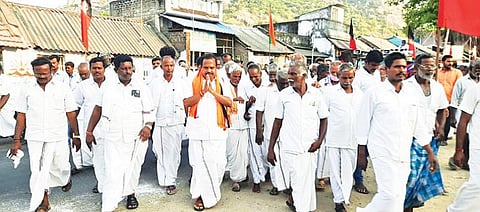 போளூர் அடுத்த நெடுங்குணம் கிராமத்தில் தீவிர வாக்கு சேகரிப்பில் ஈடுபட்ட அதிமுக வேட்பாளர் அக்ரி எஸ்.எஸ். கிருஷ்ணமூர்த்தி.