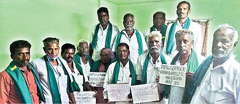 திருவண்ணாமலையில் நடந்த உழவர் பேரவை நிர்வாகிகள் ஆலோசனை கூட்டத்தில் கோரிக்கைகள் குறித்த பதாகைகளுடன் பங்கேற்ற விவசாயிகள்.