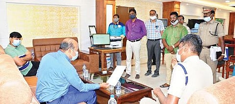 வேலூர் மாவட்டத்தில் தேர்தல் பணியில் ஈடுபட உள்ள காவலர்களுக்கு கணினி குலுக்கல் முறையில் பணி ஒதுக்கீடு செய்யப்பட்டது.