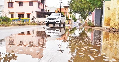 பாளையங்கோட்டை பகுதியில் பெய்த மழையால் குலவணிகர்புரம் குறிச்சி சாலையில் மழை நீர் தேங்கியிருந்தது. படம்: மு.லெட்சுமி அருண்