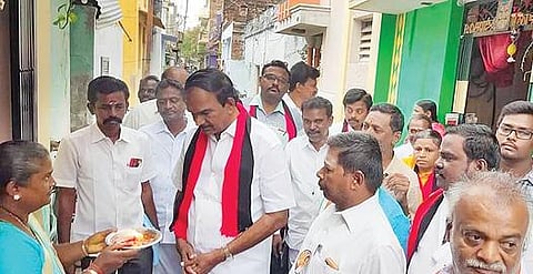 விருதுநகர் மேலரத வீதியில் பொதுமக்களை சந்தித்து வாக்குச் சேகரித்த திமுக வேட்பாளர் ஏ.ஆர்.ஆர்.சீனிவாசன்.