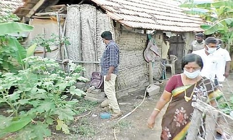 காஞ்சிரங்காலில் அதிமுக பிரமுகர் நாச்சியப்பன் வீட்டில் சோதனையிட்ட தேர்தல் பறக்கும் படையினர் மற்றும் வருமான வரித் துறையினர்