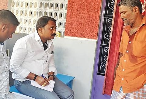 திட்டக்குடி தொகுதிக்குட்பட்ட மங்களூர் ஒன்றியத்தில் வாக்காளர் ஒருவரிடம் பாஜக வெளிமாநில நிர்வாகி சக்தி காந்த் அப்பகுதியில் நிலவும் பிரச்சினைகள் குறித்து கேட்டறிகிறார்.