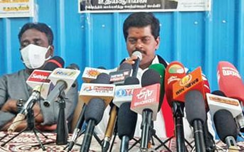 விழுப்புரம் திமுக வேட்பாளர் லட்சுமணனுடன் முன்னாள் நகர் மன்ற தலைவர் ஜனகராஜ் உள்ளார்.