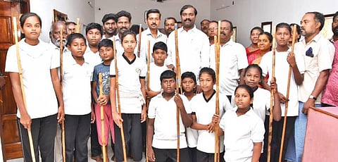 பண்ருட்டி தொகுதியில் திமுக சார்பில் போட்டியிடும் தமிழக வாழ்வுரிமைக் கட்சித்தலைவர் வேல்முருகன் அண்ணாகிராமம் ஒன்றியத்திற்குச் சென்ற போது, அங்கு சிலம்பம் ஆடிய சிறார்களைச் சந்தித்து உற்சாகப்படுத்தினார்.