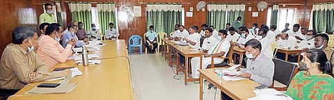 திருவள்ளூர் மாவட்ட தேர்தல் அலுவலரின்கீழ் உள்ள 10 தொகுதிகளில் பதற்றமான வாக்குச் சாவடிகளில் மேற்கொள்ள வேண்டிய முன்னேற்பாடுகள் தொடர்பாக அரசியல் கட்சிகளின் பிரதிநிதிகளுடனான கலந்தாலோசனைக் கூட்டம் நேற்று மாவட்ட ஆட்சியர் அலுவலகத்தில் நடந்தது. இதில், மாவட்ட தேர்தல் அலுவலர் பொன்னையா, திருவள்ளூர் எஸ்.பி. அரவிந்தன் உள்ளிட்டோர் பங்கேற்றனர்.