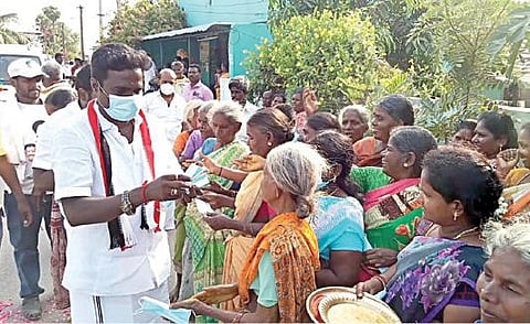 செங்கல்பட்டு தொகுதி பாலூர் கிராமத்தில் பொதுமக்களுக்கு முகக்கவசம் வழங்கும் அதிமுக வேட்பாளர் கஜேந்திரன்.