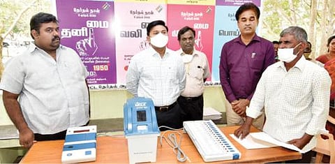 பார்வைத்திறன் குறைபாடு உள்ள மாற்றுத்திறனாளிகள் பிரெய்லி முறையில் வாக்களிப்பது தொடர்பான செயல்முறை விளக்க பயிற்சி கிருஷ்ணகிரி ஆட்சியர் அலுவலகத்தில் நடைபெற்றது. பயிற்சியை மாவட்ட வருவாய் அலுவலர் சதீஸ் தொடங்கிவைத்தார்.