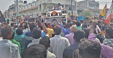 குமாரபாளையம் சட்டப்பேரவைத் தொகுதியில் தேமுதிக வேட்பாளரை ஆதரித்து விஜயகாந்த் மகன் விஜயபிரபாகரன் வாக்குசேகரித்தார்.