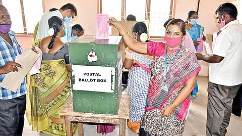 ஈரோடு தனியார் கல்லூரியில் நடந்த பயிற்சி வகுப்பின் போது, தபால் வாக்களித்த தேர்தல் பணியில் ஈடுபடும் அரசு அலுவலர்கள்.