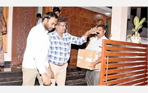 புதுக்கோட்டை அருகே விராலிமலையில் அமைச்சர் விஜயபாஸ்கரின் ஆதரவாளர் வீட்டில் வருமான வரி சோதனை நிறைவு: பணம், ஆவணங்கள் பறிமுதல்