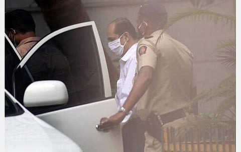 முகேஷ் அம்பானிக்கு மிரட்டல் விவகாரம்: 5 செல்போன்களை அழித்த போலீஸ் அதிகாரி சச்சின் வாஸ்