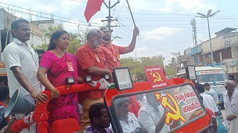 கறம்பக்குடியில் கந்தர்வக்கோட்டை தொகுதி மார்க்சிஸ்ட் கம்யூனிஸ்ட் கட்சி வேட்பாளர் எம்.சின்னதுரையை ஆதரித்துப் பேசிய ரோகிணி.