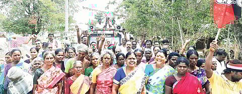 ஆரணி அடுத்த குண்ணத்தூர் கிராமத்தில் வாக்கு சேகரித்த அதிமுக வேட்பாளரான அமைச்சர் சேவூர் எஸ்.ராமச்சந்திரன்.