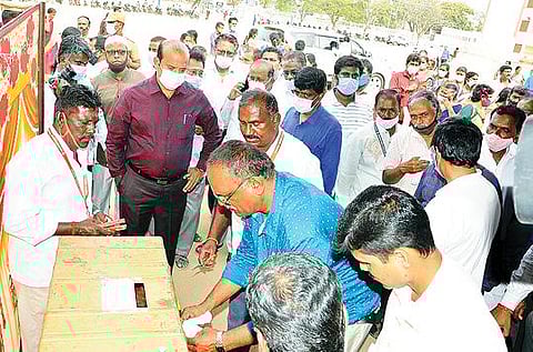 வேலூர் மாவட்ட ஆட்சியர் சண்முகசுந்தரம் முன்னிலையில் வாக்குச்சாவடி அலுவலர்கள் தங்களது தபால் வாக்குகளை செலுத்தினர்.