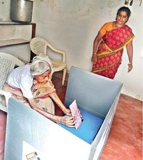 தபால் வாக்கு செலுத்தும் மூதாட்டி.