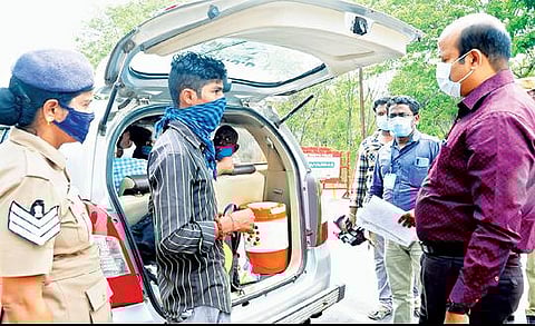 வேலூர் மாவட்ட எல்லைப்பகுதியில் அமைக்கப்பட்டுள்ள சோதனைச்சாவடிகளில் மாவட்ட ஆட்சியர் சண்முகசுந்தரம் நேற்று ஆய்வு செய்தார்.