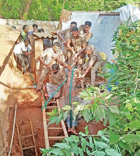 நாசரேத் திருவள்ளுவர் காலனியில் புதையல் இருப்பதாக கருதி தோண்டப்பட்ட சுரங்கத்தில் சிக்கியவர்களை மீட்கும் பணியில் ஈடுபட்ட தீயணைப்பு படையினர்.