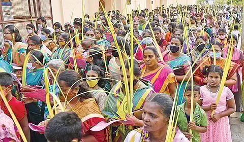 பாளையங்கோட்டையில் நடைபெற்ற குருத்தோலை பவனி. (வலது) தூத்துக்குடி திருஇருதய பேராலயத்தில் நடைபெற்ற குருத்தோலை பவனியில் பங்கேற்ற இறைமக்கள். படங்கள்: மு.லெட்சுமிஅருண், என்.ராஜேஷ்