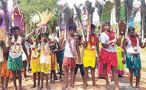தஞ்சாவூர் அருகே உள்ள காசவளநாடு கோவிலூர் ஜெம்புகேஸ்வரர் கோயிலுக்கு நேற்று காவடி, பால்குடம் எடுத்துச் செல்லும் பக்தர்கள்.