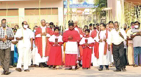 கும்பகோணம் தூய அலங்கார அன்னை பேராலயத்தில் நேற்று குடந்தை மறைமாவட்ட ஆயர் பிரான்சிஸ் அந்தோனிசாமி தலைமையில் நடைபெற்ற குருத்தோலை ஞாயிறு நிகழ்ச்சியில் பங்கேற்றோர்.