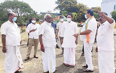 கன்னியாகுமரியில் பிரதமர் மோடி பங்கேற்கும் பிரச்சாரக் கூட்டம் நடைபெற உள்ள மைதானத்தில் முன்னேற்பாடுகளை பாஜக வேட்பாளர் பொன் ராதாகிருஷ்ணன், மத்திய இணை அமைச்சர் கிஷன் ரெட்டி பார்வையிட்டனர்.