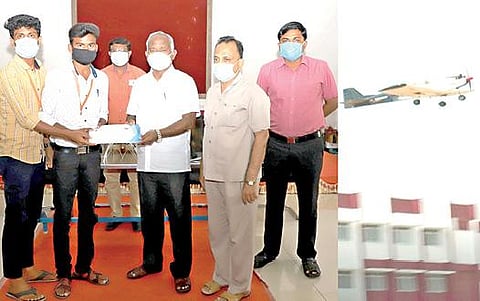 தோளூர்ப்பட்டி கொங்குநாடு இன்ஜினியரிங் கல்லூரியில் நடைபெற்ற டிரோன் தொழில்நுட்பம் குறித்த பயிற்சியில் கலந்துகொண்டு மாணவர்களுக்கு கல்லூரி சேர்மன் பெரியசாமி சான்றிதழ்களை வழங்கினார். அருகில் கல்லூரி முதல்வர் அசோகன்.