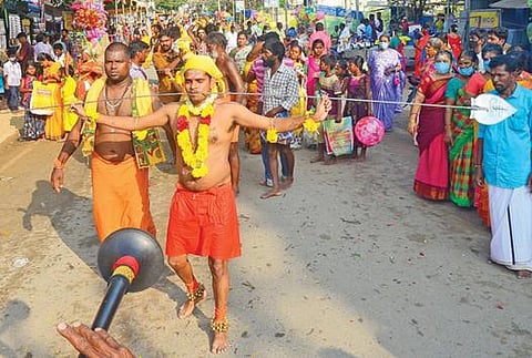 ராமநாதபுரம் வழிவிடு முருகன் கோயில் பங்குனி உத்திரத் திருவிழாவை முன்னிட்டு அலகு குத்தி நேர்த்திக்கடன் செலுத்திய பக்தர்கள்.
