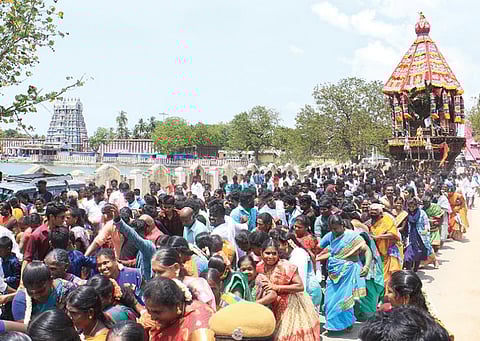 ஆதிஜெகநாதப் பெருமாள் கோயில் தேரோட்டத்தில் தேரை வடம் பிடித்து இழுத்த பக்தர்கள். படம்:எல்.பாலச்சந்தர்