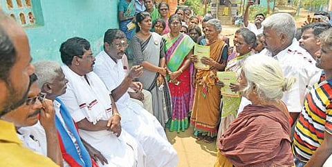 சிவகங்கை தொகுதி ஒக்கூரில் திண்ணைப் பிரச்சாரத்தில் ஈடுபட்ட இந்திய கம்யூனிஸ்ட் கட்சி வேட்பாளர் குணசேகரன்.