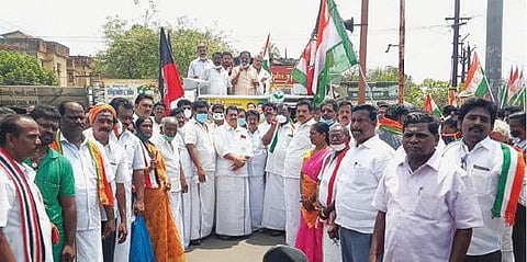 திமுக எம்பி ராஜாவை கண்டித்து சிதம்பரத்தில் அதிமுக மற்றும் கூட்டணிக்கட்சியினர் ஆர்ப்பாட்டத்தில் ஈடுபட்டனர்.