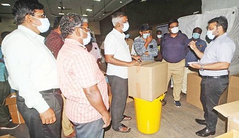 கடலூரில் வாக்குப்பதிவு மையங்களுக்கு கரோனா தடுப்பு நடவடிக்கையாக பாதுகாப்பு உபகரணங்களை பிரித்து அனுப்பி வைக்கும் பணியை மாவட்ட தேர்தல் அலுவலர் சந்திரசேகர் சாகமூரி தொடங்கி வைத்தார்.