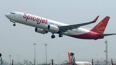 நடுவானில் விமானத்தின் அவசர கதவை திறக்க முயற்சித்தவர் கைது