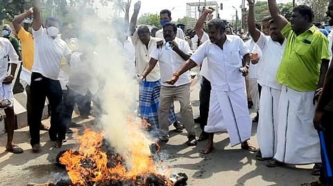 அரியலூரில் ஆ.ராசாவின் உருவ பொம்மையை எரித்த அதிமுகவினர்.