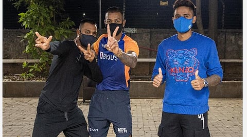 மும்பையில் மும்பை இந்தியன்ஸ் அணியில் இணைந்த ஹர்திக் பாண்டியா, குர்னல் பாண்டியா, சூர்யகுமார் யாதவ்: படம் உதவி | ட்விட்டர்.