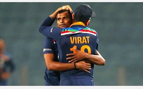 கடைசி ஓவரை சிறப்பாக வீசிய நடராஜனை ஆரத்தழுவிப் பாராட்டிய கேப்டன் கோலி : படம் உதவி | ட்விட்டர்.