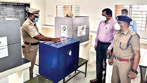 ராணிப்பேட்டை மாவட்டத்தில் காவல் துறையினர் தபால் வாக்குகள் செலுத்தும் பணியை நேரில் பார்வையிட்டு ஆய்வு செய்த மாவட்ட ஆட்சியர் கிளாட்ஸ்டன் புஷ்பராஜ். அருகில், மாவட்ட காவல் கண்காணிப்பாளர் டாக்டர் சிவகுமார்.