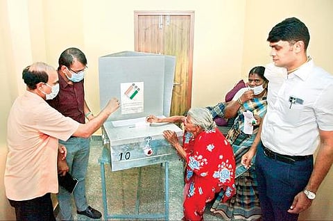 கீழ்பென்னாத்தூர் அடுத்த சானானந்தல் கிராமத்தில் ஆட்சியர் சந்தீப் நந்தூரி முன்னிலையில் தபால் வாக்கு செலுத்திய மூதாட்டி நூருன்பீ.