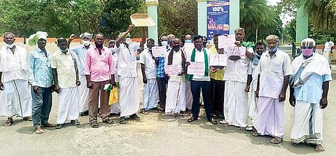 திருவண்ணாமலை ஆட்சியர் அலுவலகம் முன்பு நூதன போராட்டத்தில் ஈடுபட்ட விவசாயிகள்.