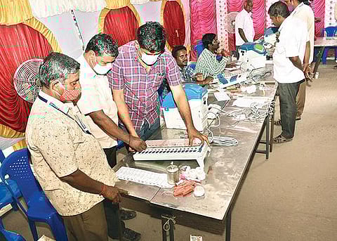 திருவண்ணாமலையில் மின்னணு வாக்குப்பதிவு இயந்திரத்தில் வேட்பாளர் சீட்டு பொருத்தும் பணி நடைபெற்றது.