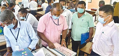 தூத்துக்குடியில் மின்னணு வாக்குப்பதிவு இயந்திரங்களில் வேட்பாளர்களின் பெயர், புகைப்படம், சின்னம் அடங்கிய வாக்குச்சீட்டுகளை பொருத்தும் பணி நேற்று நடைபெற்றது. படம்: என்.ராஜேஷ்