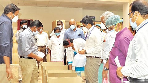 திருநெல்வேலி மாவட்டத்தில் உள்ள அனைத்து வாக்குச் சாவடிகளுக்கும் கரோனா தடுப்பு பொருட்கள் அனுப்பும் பணியை ஆட்சியர் வே. விஷ்ணு ஆய்வு செய்தார். படம்: மு.லெட்சுமி அருண்