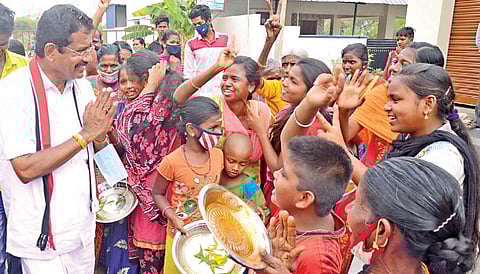 ஈரோடு சூரம்பட்டிவலசு பகுதியில் பிரச்சாரம் மேற்கொண்ட அதிமுக வேட்பாளர் கே.வி.ராமலிங்கத்திற்கு வாக்காளர்கள் ஆரத்தி எடுத்து வரவேற்பு அளித்தனர்.