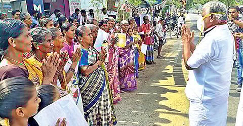 வேப்பனப்பள்ளி தொகுதிக்கு உட்பட்ட குந்தாரப்பள்ளி கிராமத்தில் அதிமுக வேட்பாளர் கே.பி.முனுசாமி எம்பி பிரச்சாரம் மேற்கொண்டார்.