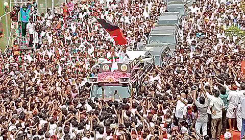 நாமக்கல் பூங்கா சாலையில் திமுக இளைஞரணிச் செயலாளர் உதயநிதி ஸ்டாலின் தேர்தல் பிரச்சாரத்தில் ஈடுபட்டார்.