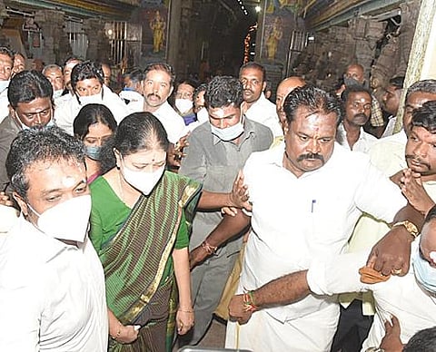 மதுரை மீனாட்சி அம்மன் கோயிலில் சுவாமி தரிசனம் செய்து விட்டு வெளியே வரும் சசிகலா. படம்: எஸ்.கிருஷ்ணமூர்த்தி