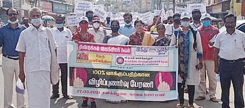 100 சதவீதம் வாக்களிப்பதை வலியுறுத்தி இலக்கியக் களம், ‘இந்து தமிழ் திசை’ நாளிதழ் சார்பில் திண்டுக்கல்லில் நடந்த விழிப்புணர்வு ஊர்வலத்தில் பங்கேற்றோர்.