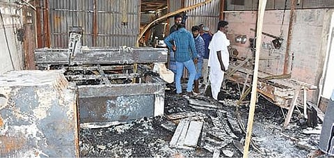 சிதம்பரத்தில் தீ விபத்து ஏற்பட்ட மரம் இழைப்பகம்.